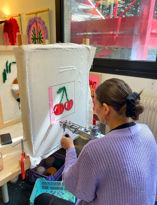 participant-atelier-initiation-tufting-mogiostudio