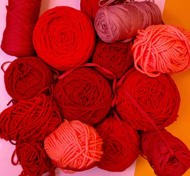 shades-of-red-tufting-pelottes-2-hobbii-mogiostudio