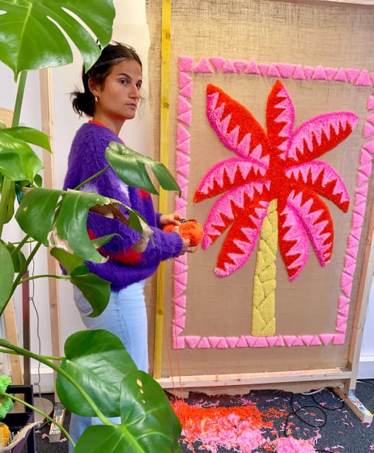 summer-escape-tufting-palmier- processus-artiste-mogiostudio