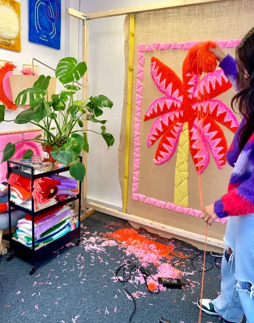 summer-escape-tufting-palmier- processus-laine-mogiostudio