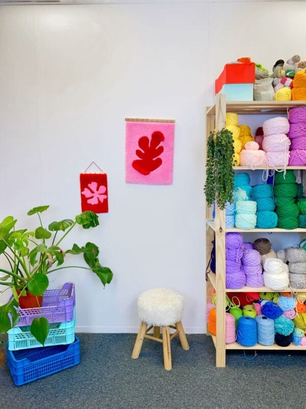 fleur-rouge-tapisserie-mural-tufting-2-mogiostudio