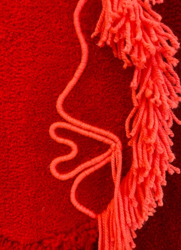 shades-of-red-tapisserie-tufting-détail-hobbii-mogiostudio