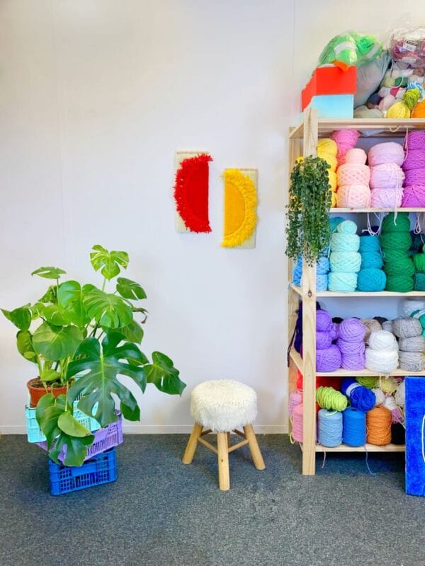 sun-is-here-rouge-jaune-tapisserie-murale-tufting-2-mogiostudio