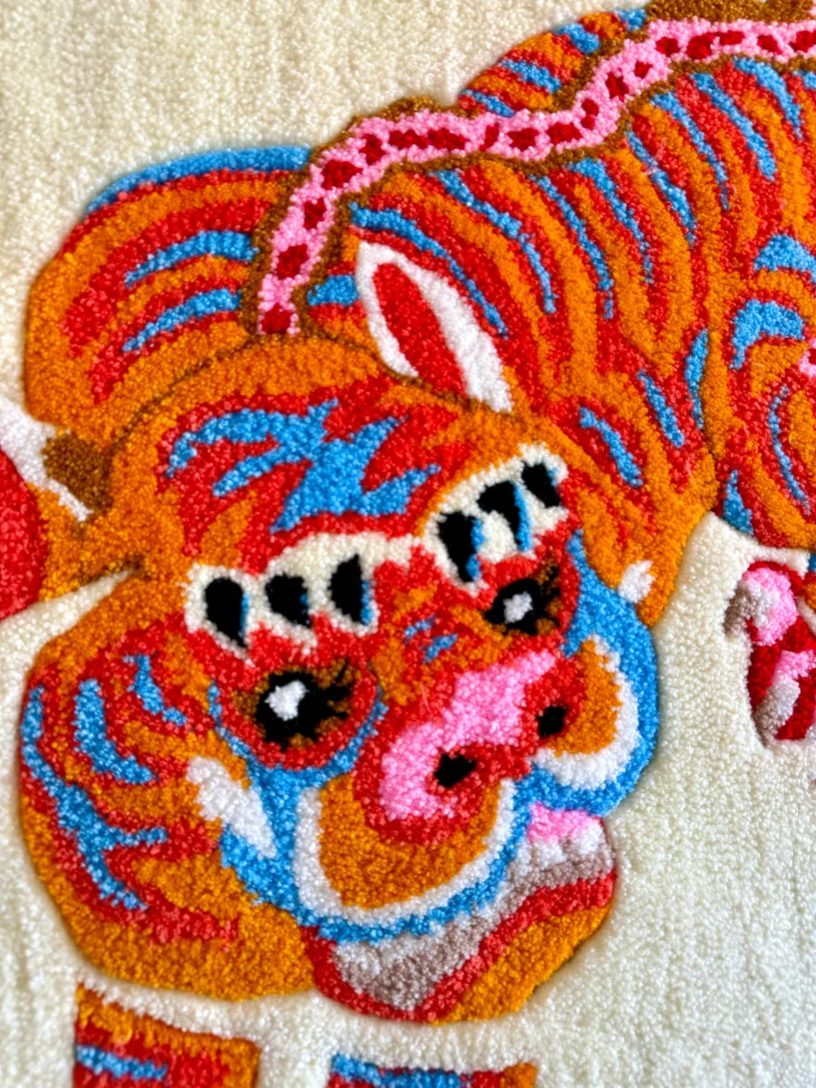 huwei-tapisserie-murale-tufting-tigre-asiatique-détails-mogiostudio huwei-tapisserie-murale-tufting-tigre-asiatique-détails-mogiostudio