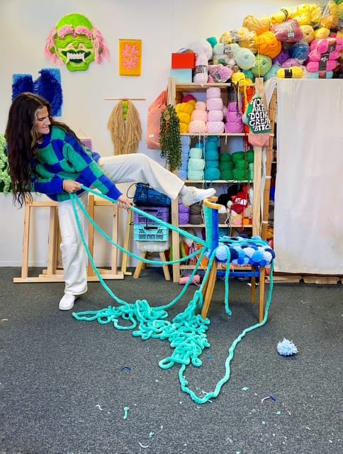 mireille-chaise-recyclee-pompons-bleu-artiste-fils-2-mogiostudio