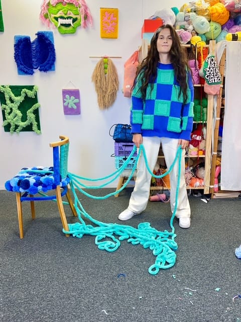 mireille-chaise-recyclee-pompons-bleu-artiste-fils-mogiostudio