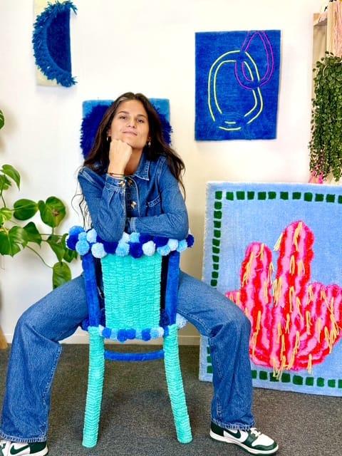 mireille-chaise-recyclee-pompons-bleu-artiste-mogiostudio