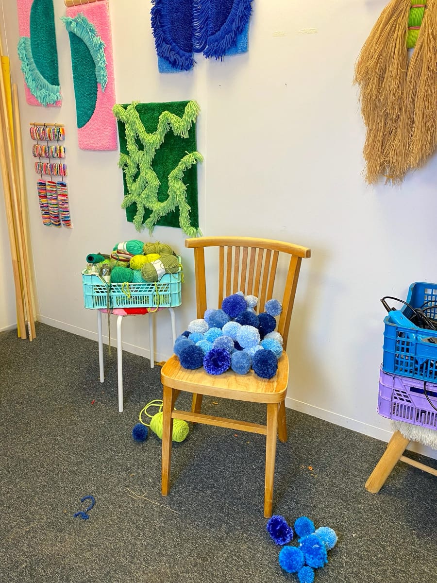 mireille-chaise-recyclee-pompons-bleu-diy-mogiostudio