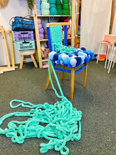 mireille-chaise-recyclee-pompons-bleu-fils-mogiostudio