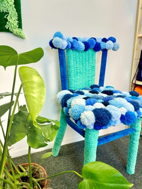 mireille-chaise-recyclee-pompons-bleu-mogiostudio