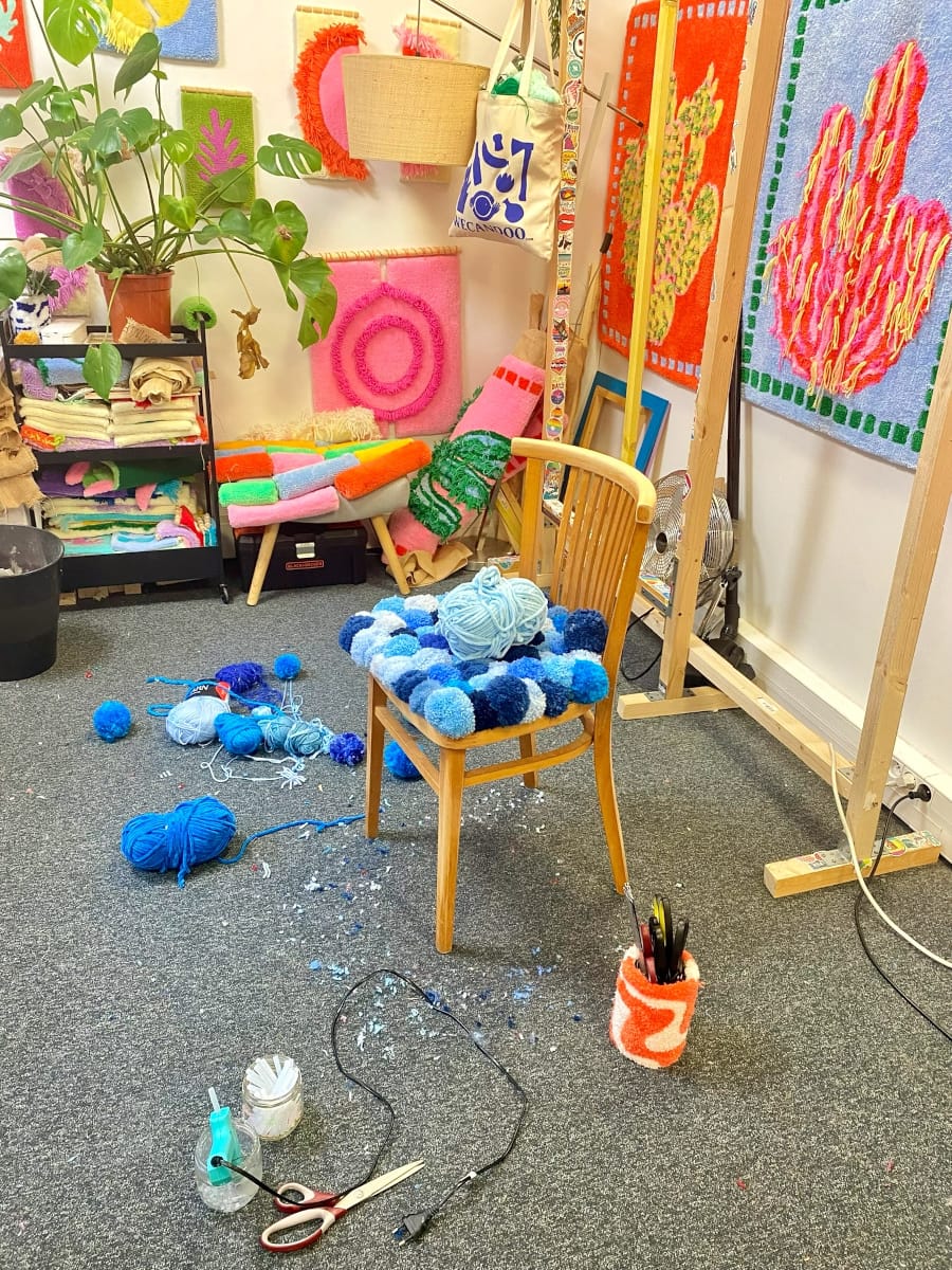 mireille-chaise-recyclee-pompons-bleu-processus-creation-2-mogiostudio