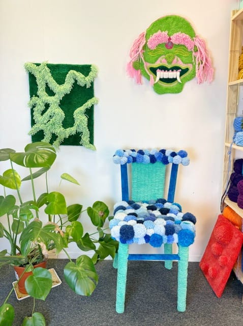 mireille-chaise-recyclee-pompons-bleu-tableaux-tufting-mogiostudio