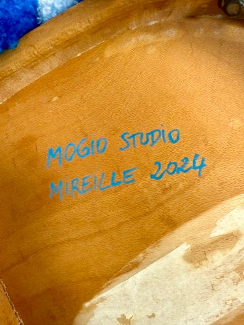 mireille-chaise-recyclee-pompons-signature-artiste-mogiostudio