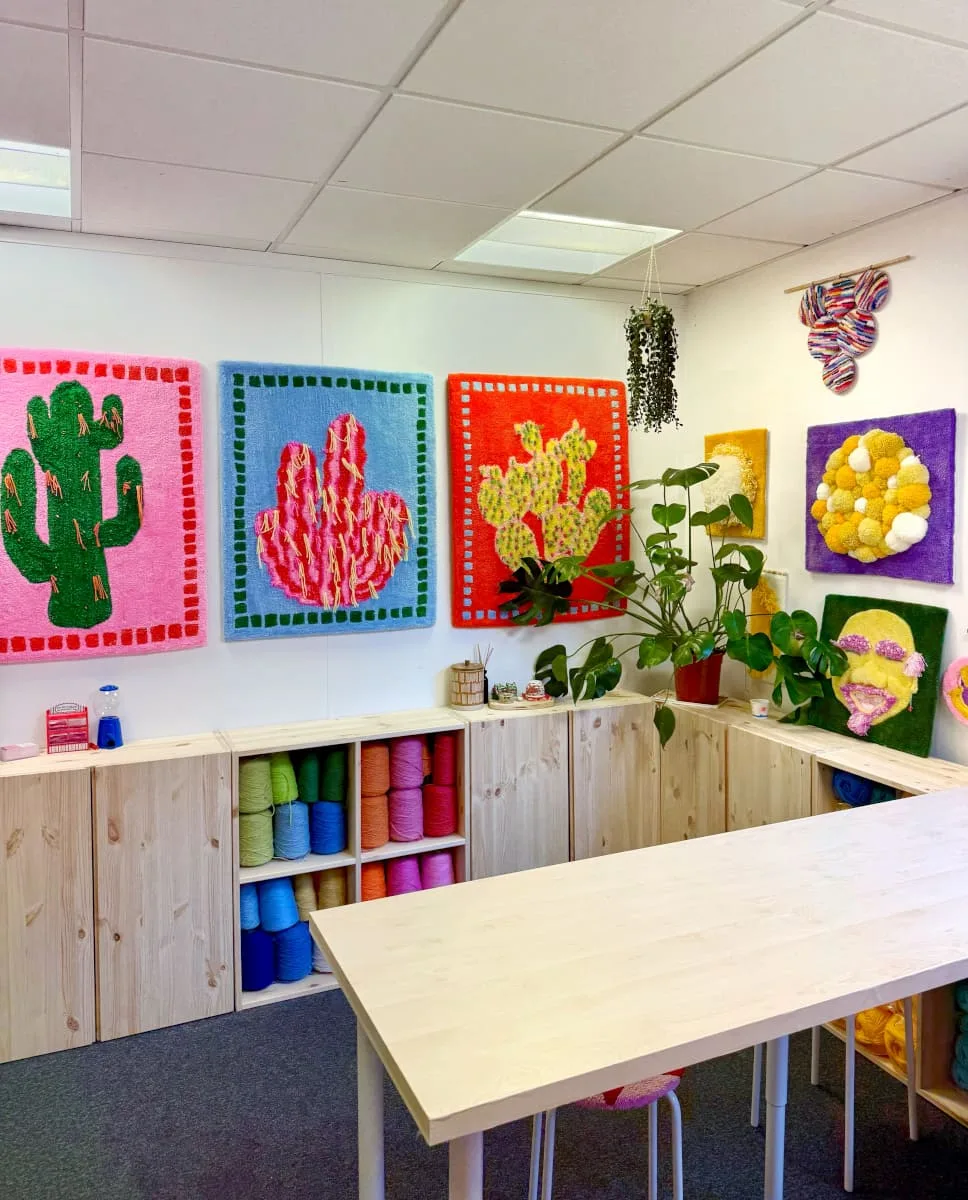 nouvel-amenagement-atelier-artiste-creations-tufting-mogiostudio