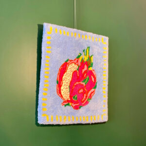 fruit-du-dragon-tapisserie-murale-tableau-tufting-bleu-mogiostudio