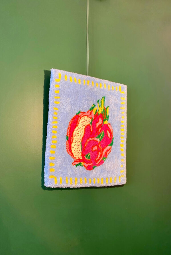 fruit-du-dragon-tapisserie-murale-tableau-tufting-bleu-mogiostudio