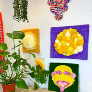 Tung-tapisserie-murale-visage-sculpture-textile-tufting-decoration-mogiostudio