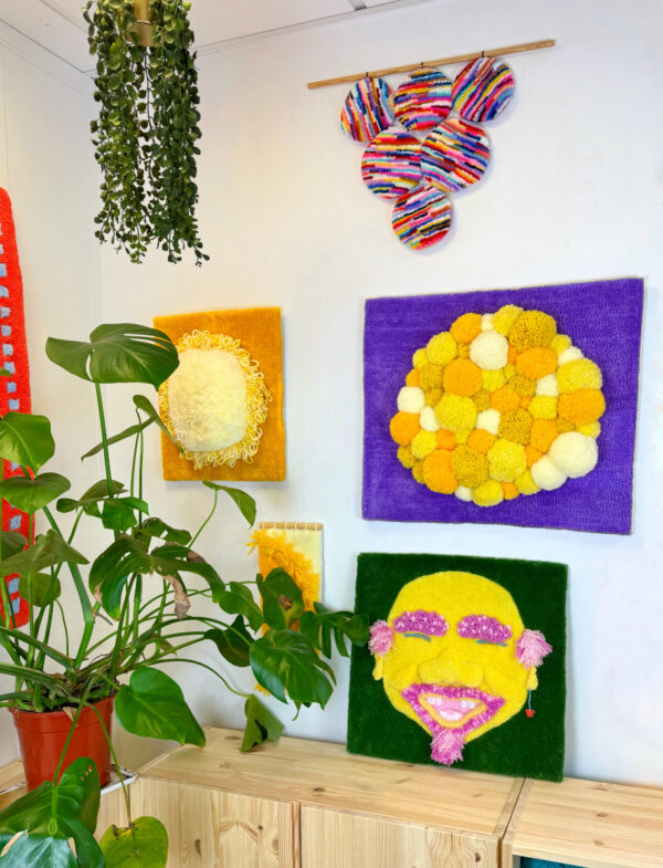 Tung-tapisserie-murale-visage-sculpture-textile-tufting-decoration-mogiostudio