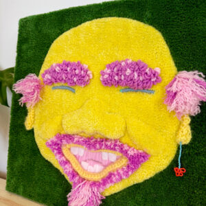 Tung-tapisserie-murale-visage-sculpture-textile-tufting-jaune-mogiostudio