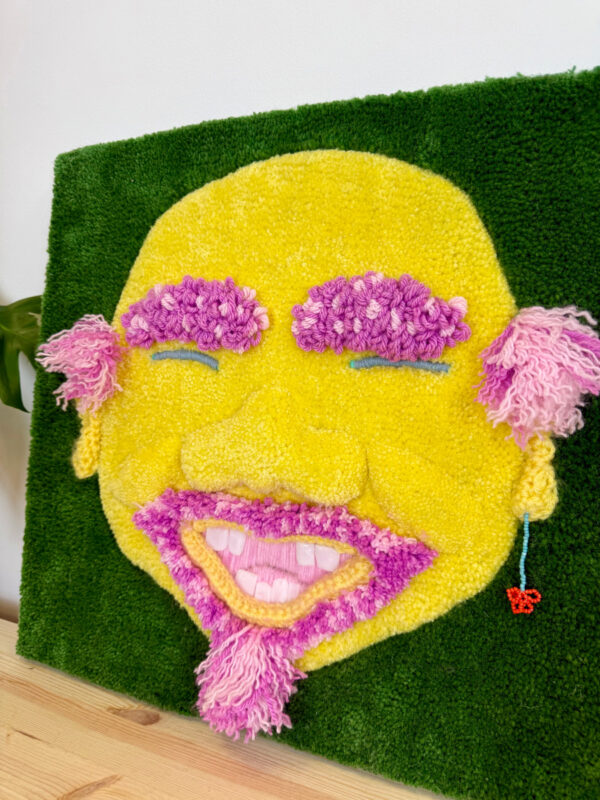 Tung-tapisserie-murale-visage-sculpture-textile-tufting-jaune-mogiostudio