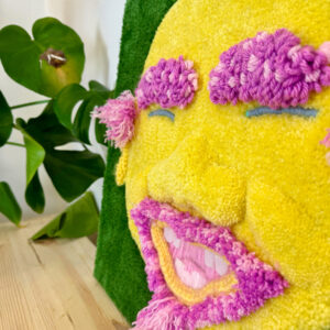 Tung-tapisserie-murale-visage-sculpture-textile-tufting-mogiostudio