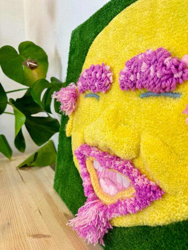 Tung-tapisserie-murale-visage-sculpture-textile-tufting-mogiostudio