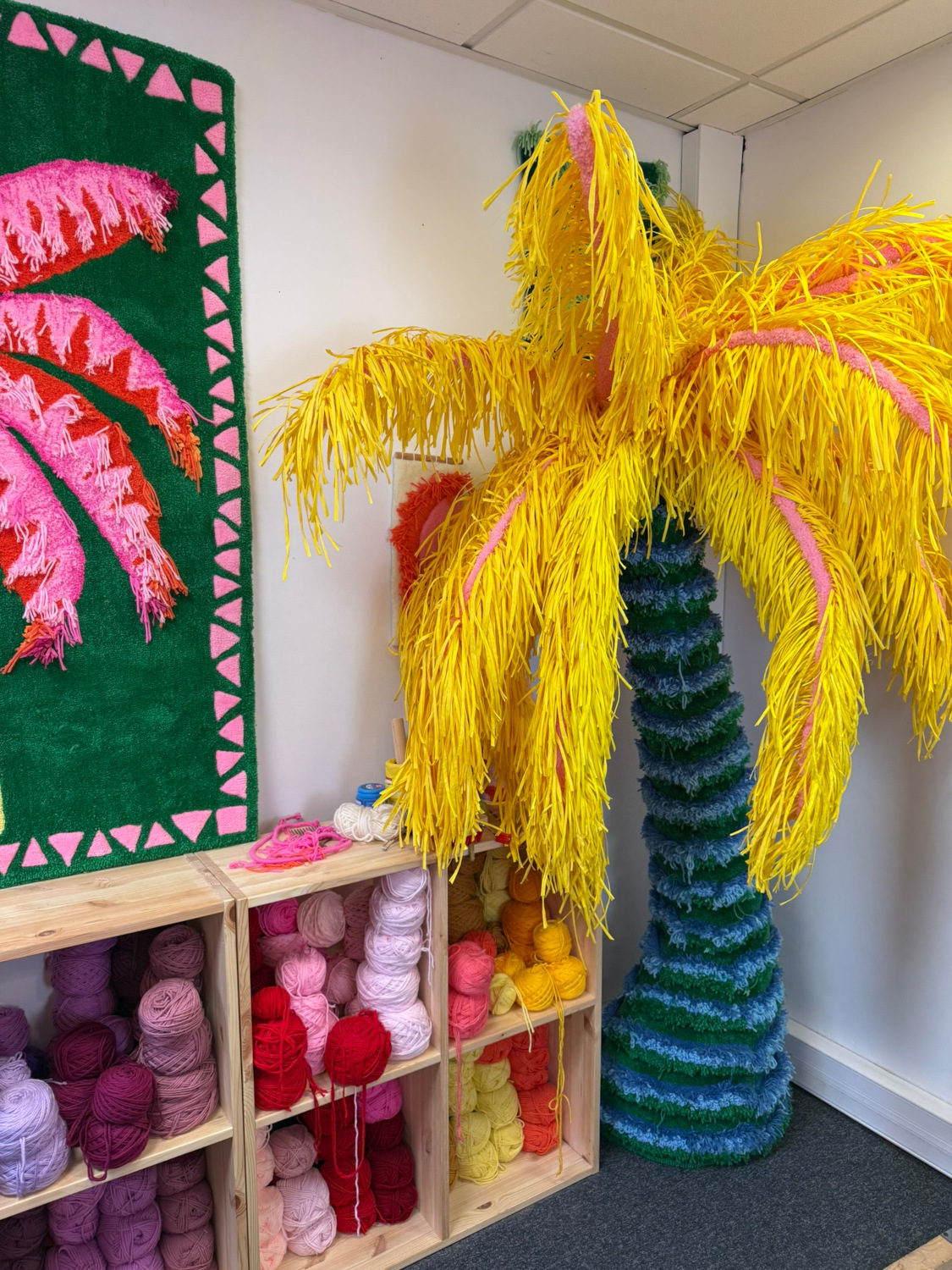 grand-palmier-sculpture-textile-tufting-fiberart-mogiostudio