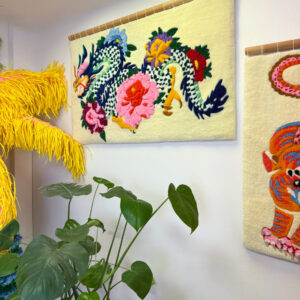 mushu-tapisserie-murale-dragon-fleurs-couleurs-mogiostudio