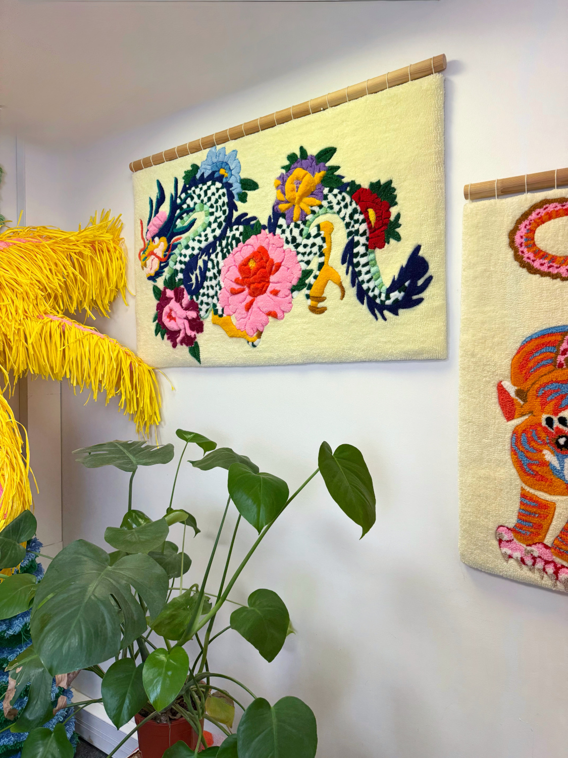 mushu-tapisserie-murale-dragon-fleurs-couleurs-mogiostudio