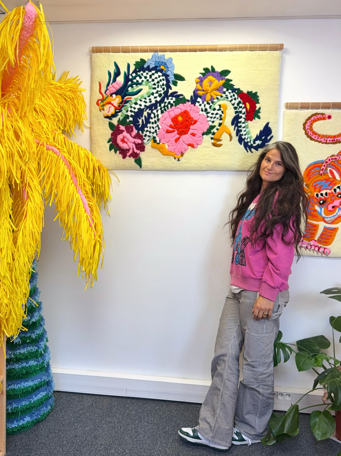 mushu-tapisserie-murale-dragon-fleurs-couleurs-reliefs