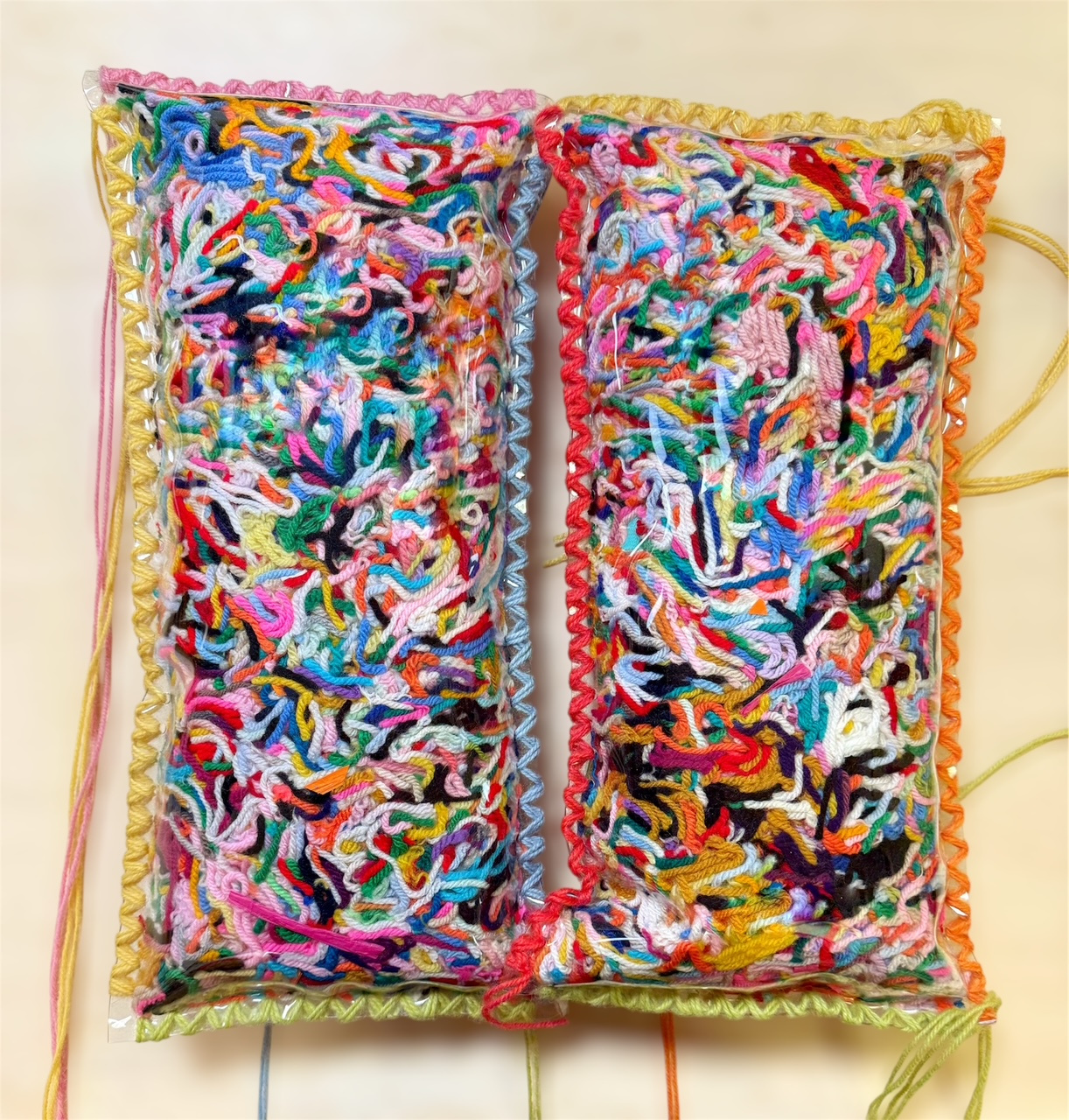 coussins-rectangle-colores-recycles-fils-mogiostudio