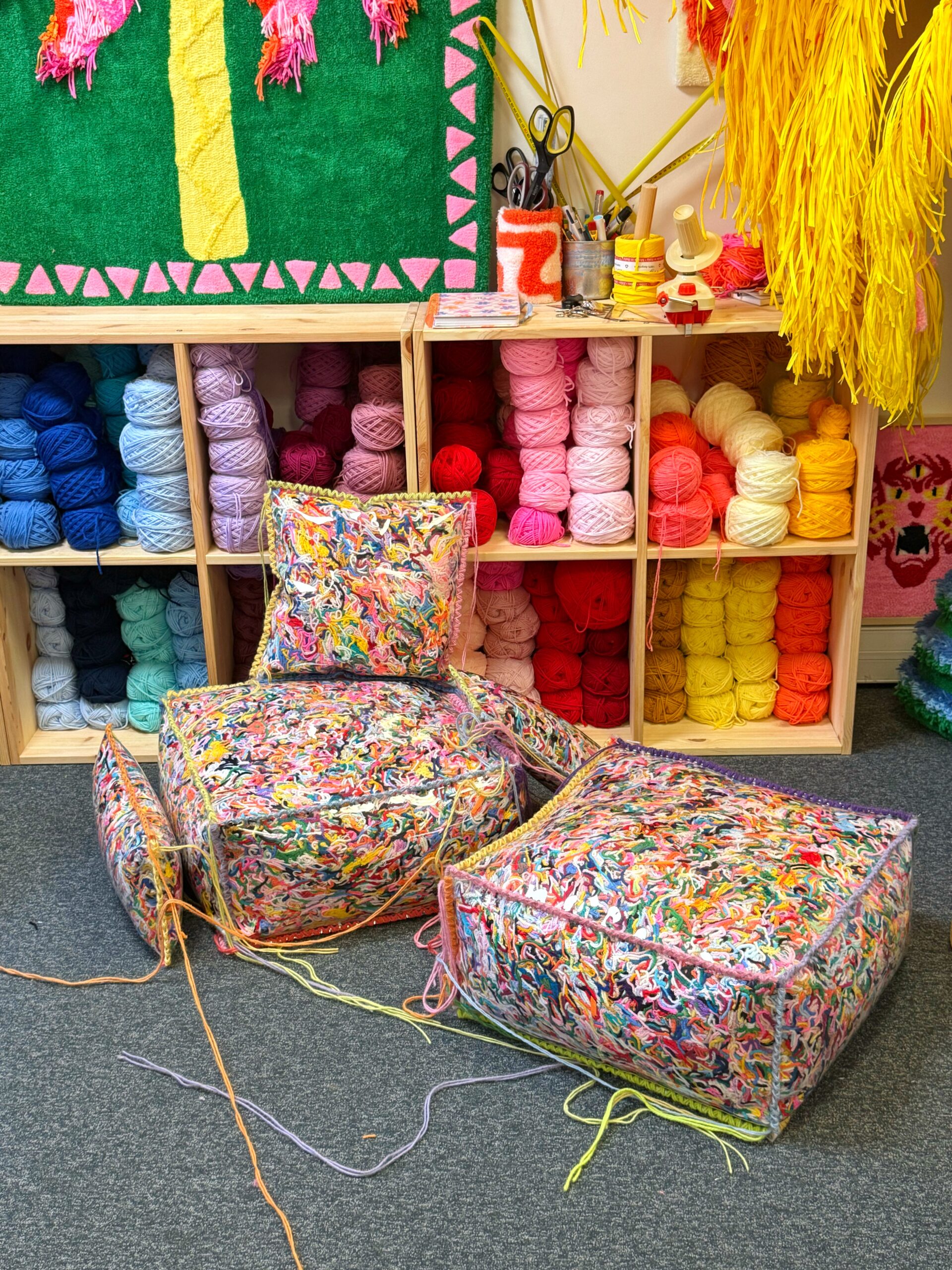 poufs-coussins-colores-fils-recycles-mogiostudio