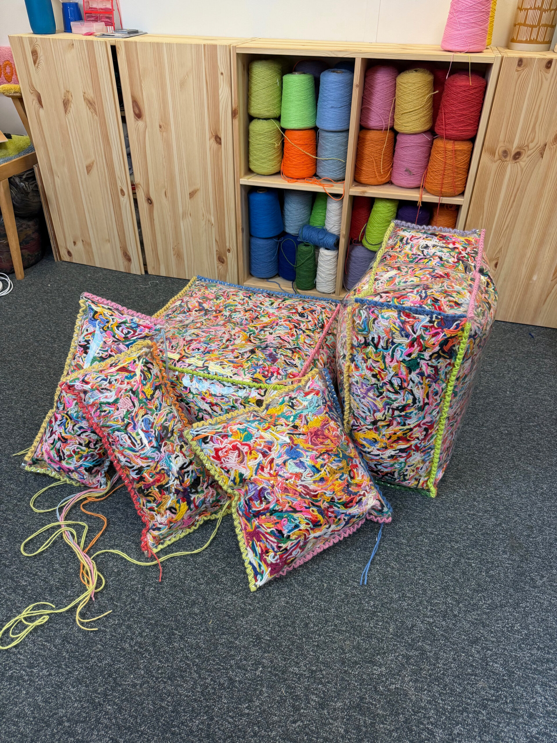 poufs-coussins-colores-recycles-fils-mogiostudio