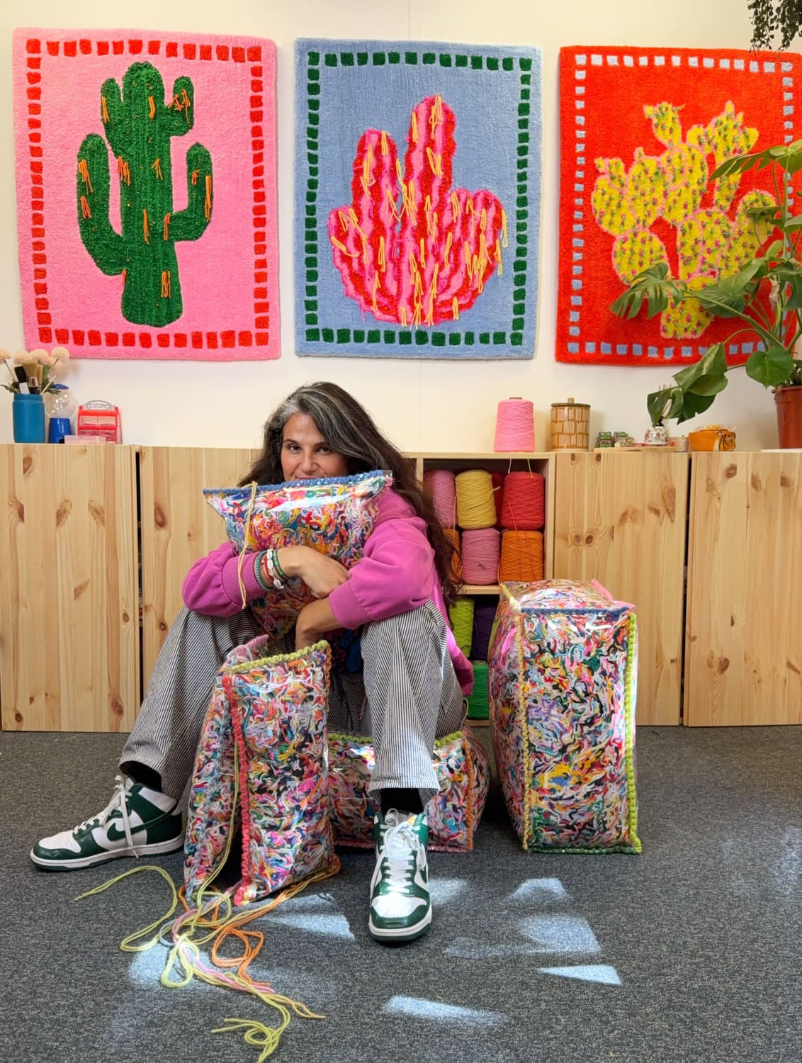 poufs-coussins-colores-fils-recycles-design-unique-artiste-mogiostudio