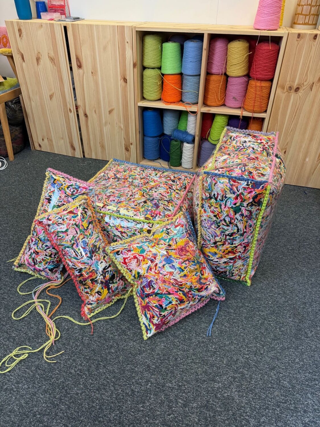 poufs-coussins-colores-recycles-fils-mogiostudio