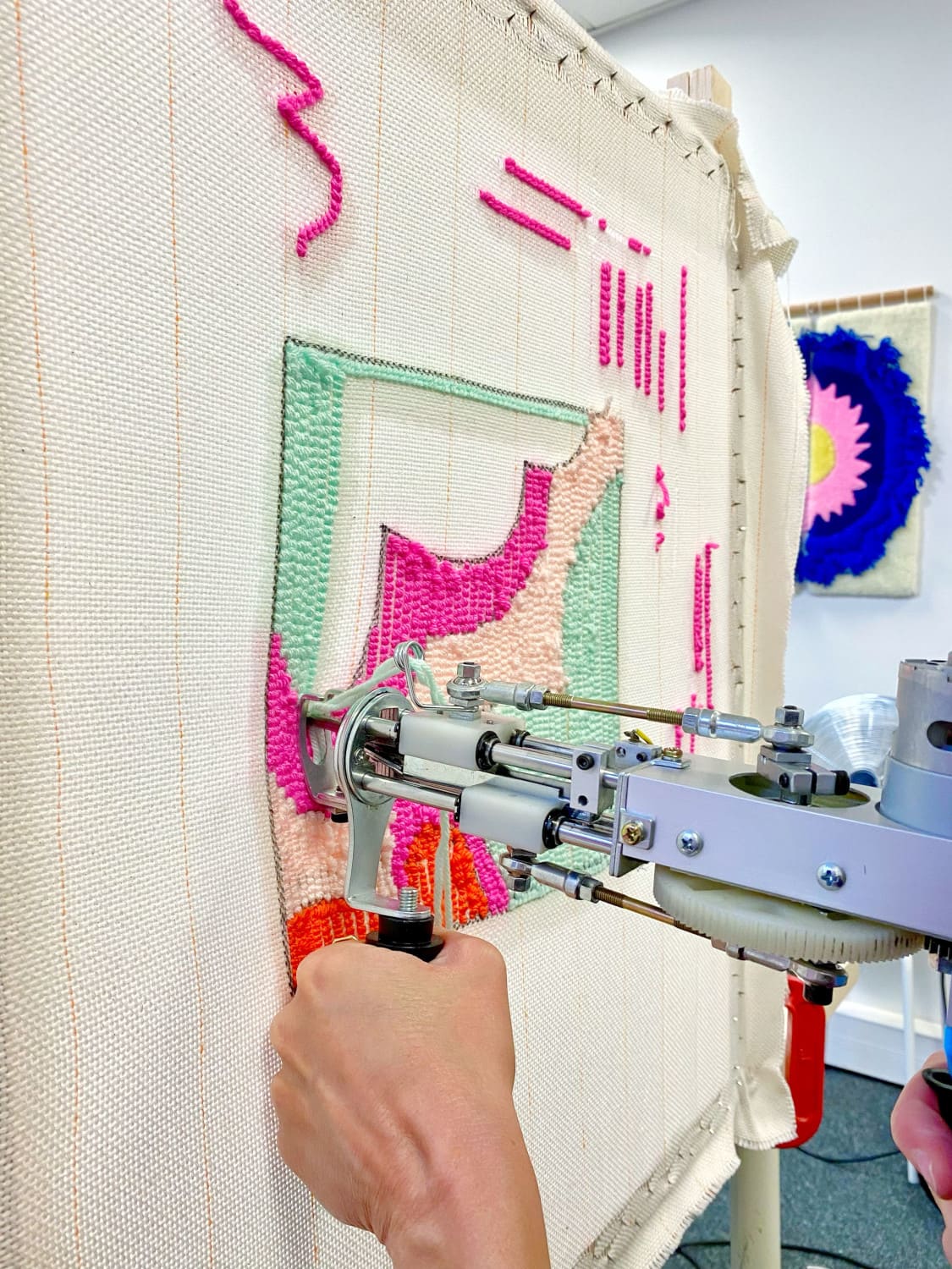 qu-est-ce-que-le-tufting-technique-textile-contemporaine-pistolet-tufting-gun