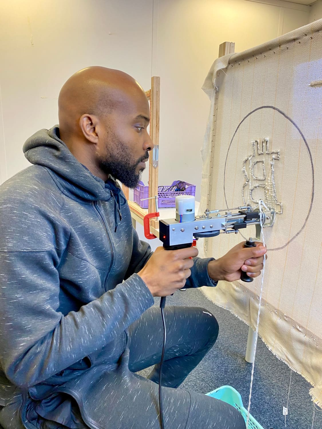 quel-materiel-faut-il-pour-debuter-le-tufting-eleve-qui-apprend