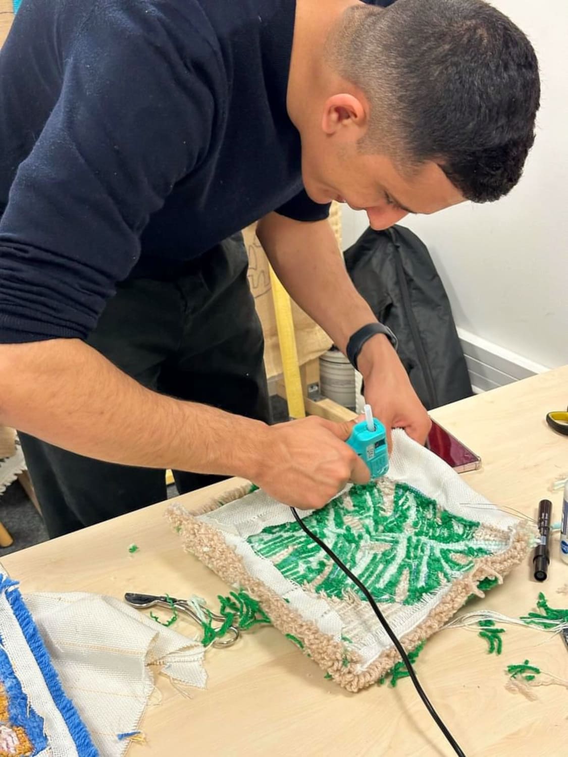 quel-materiel-faut-il-pour-debuter-le-tufting-finitions-colle