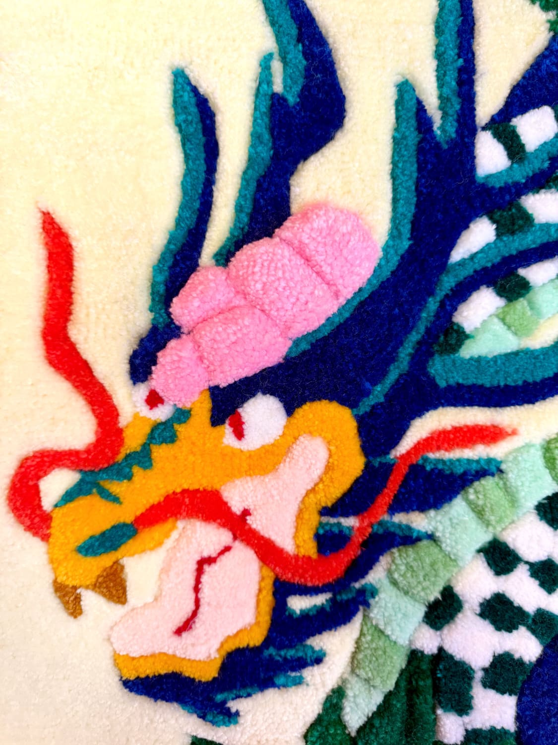 mushu-creation-details-dragon-tufting-tapisserie-murale-mogiostudio