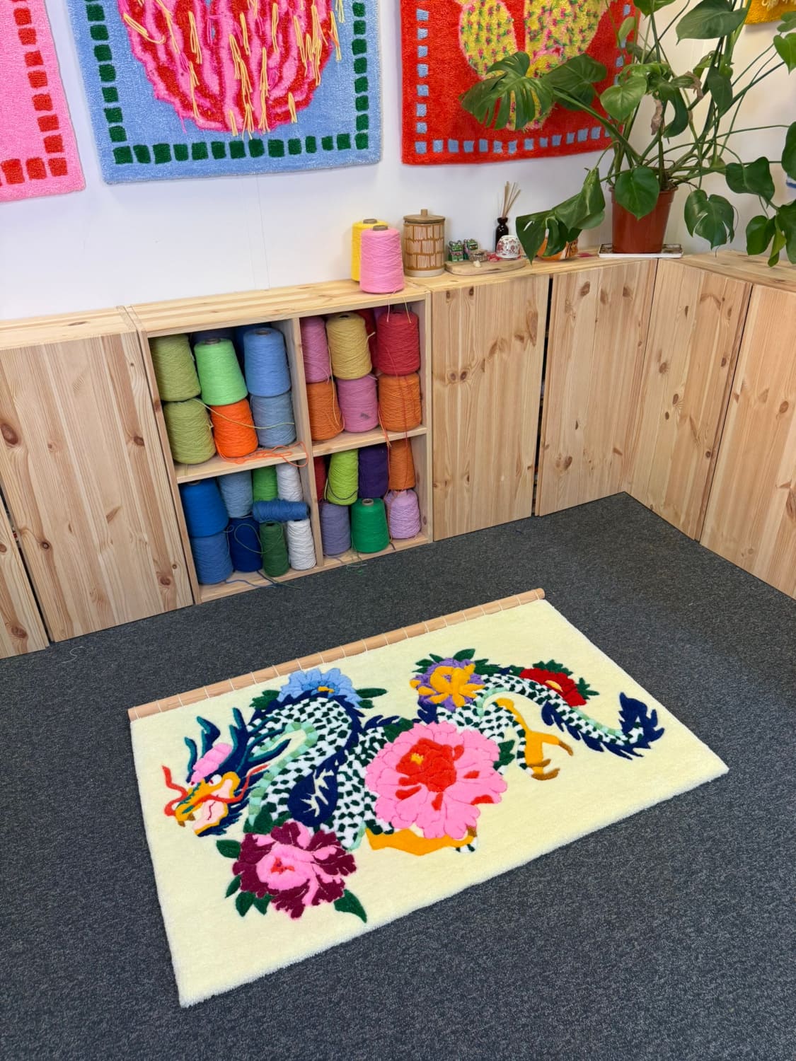 mushu-creation-dragon-fleurs-asie-tufting-tapisserie-murale-mogiostudio