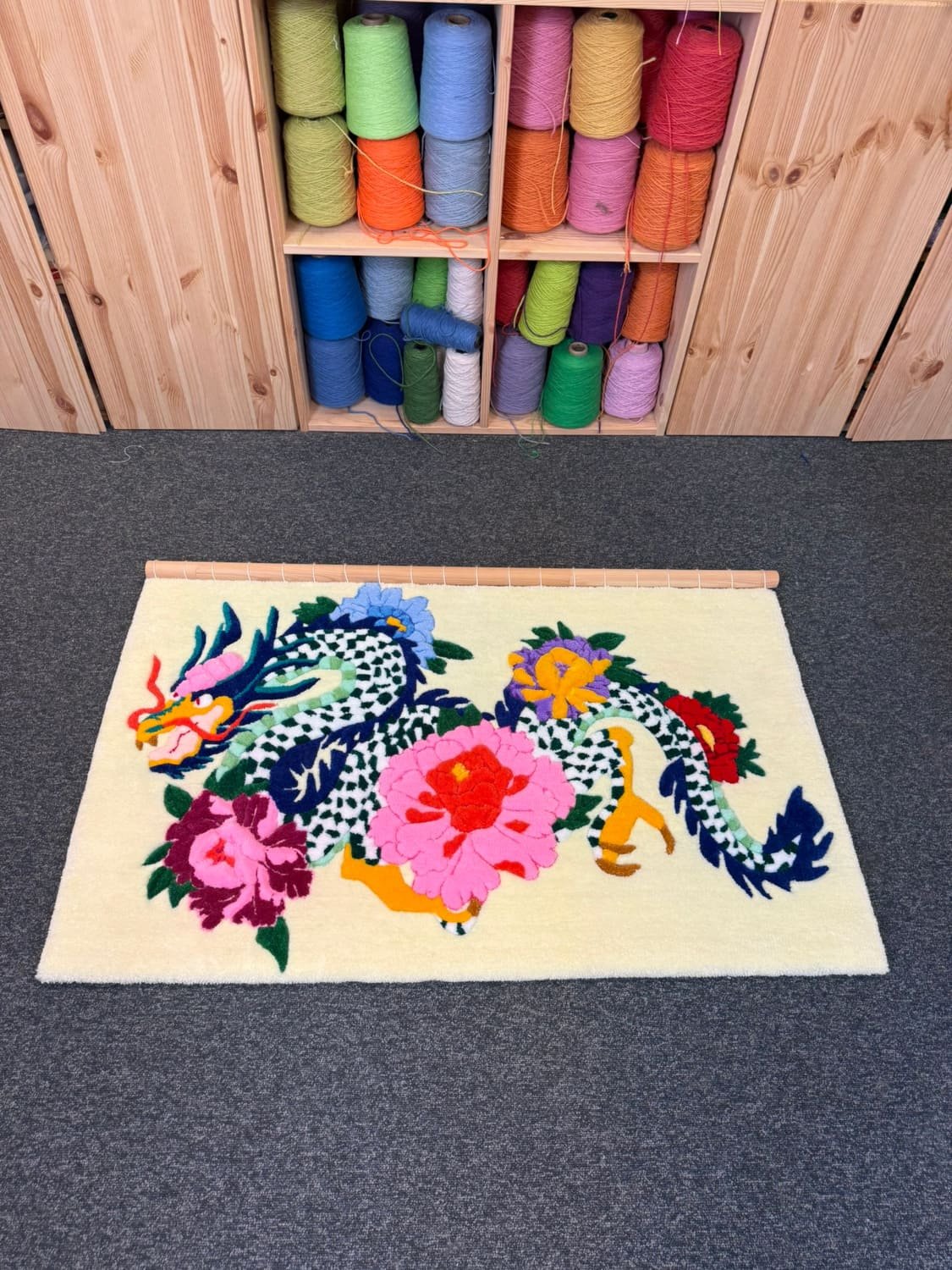 mushu-creation-process-details-dragon-tufting-tapisserie-murale-mogiostudio