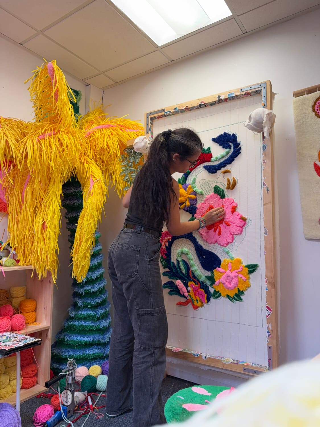 mushu-creation-process-tufting-tapisserie-murale-mogiostudio