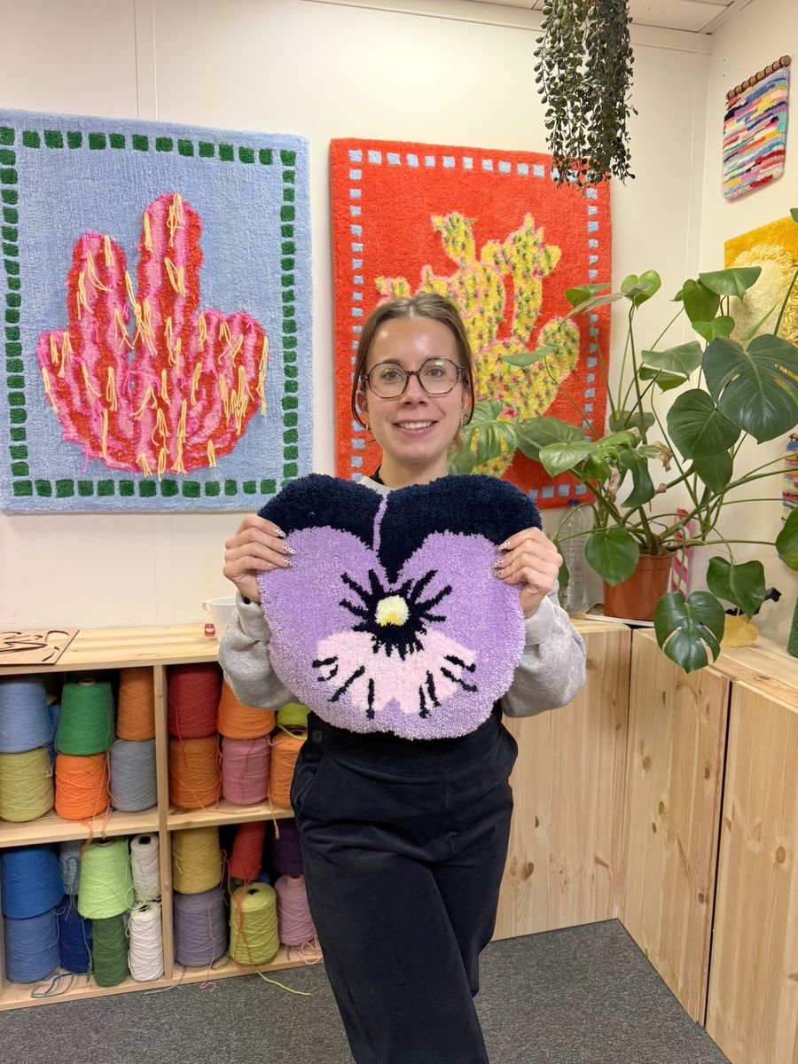 atelier-initiation-tufting-velizy-participante-tapis-pensee-mogiostudio