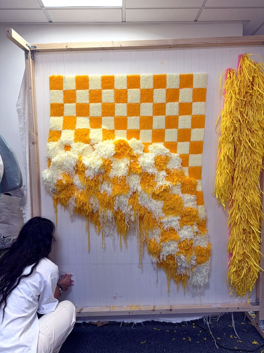debordee-artiste-tufting-en-cours-atelier-mogiostudio
