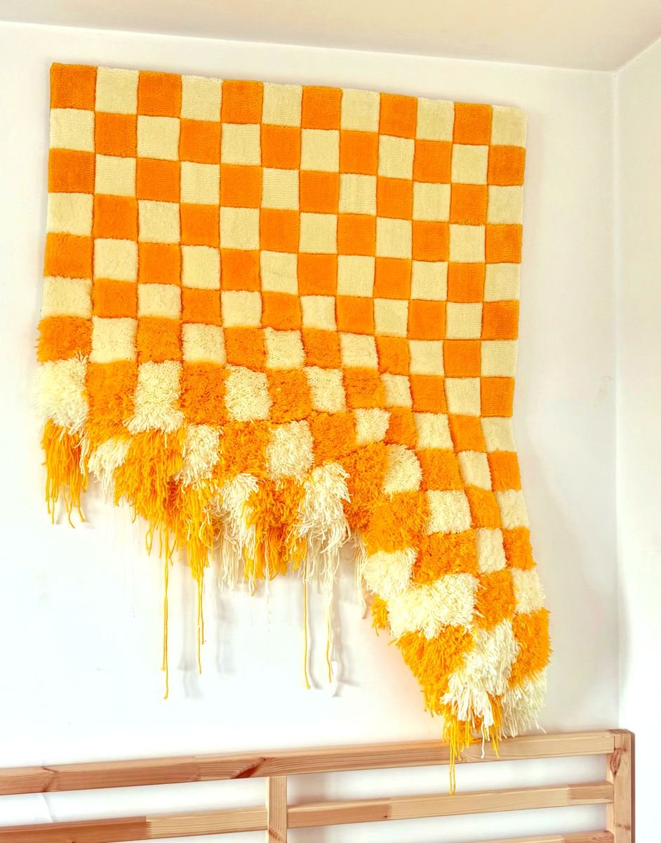 debordee-oeuvre-murale-damier-jaune-recadree-mogiostudio
