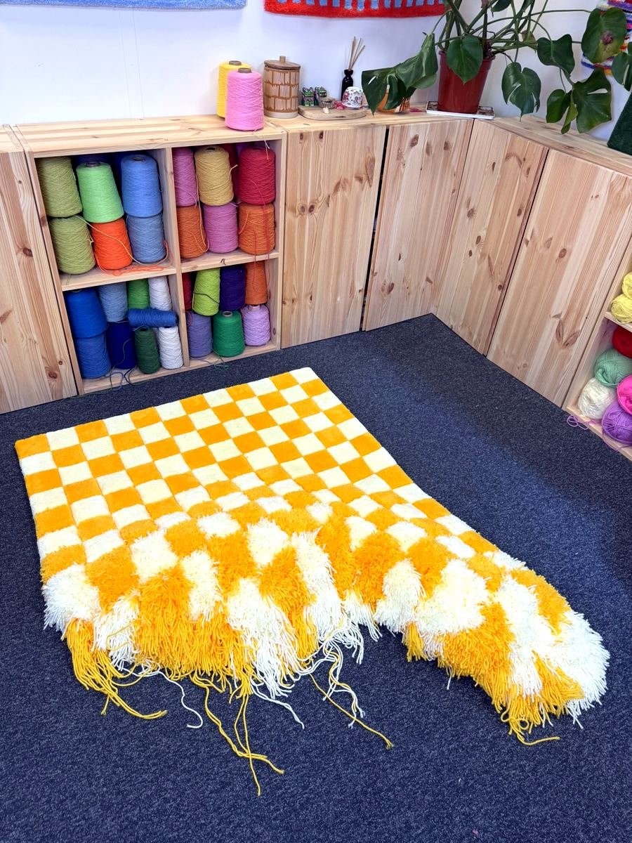 debordee-tapisserie-damier-jaune-relief-atelier-mogiostudio