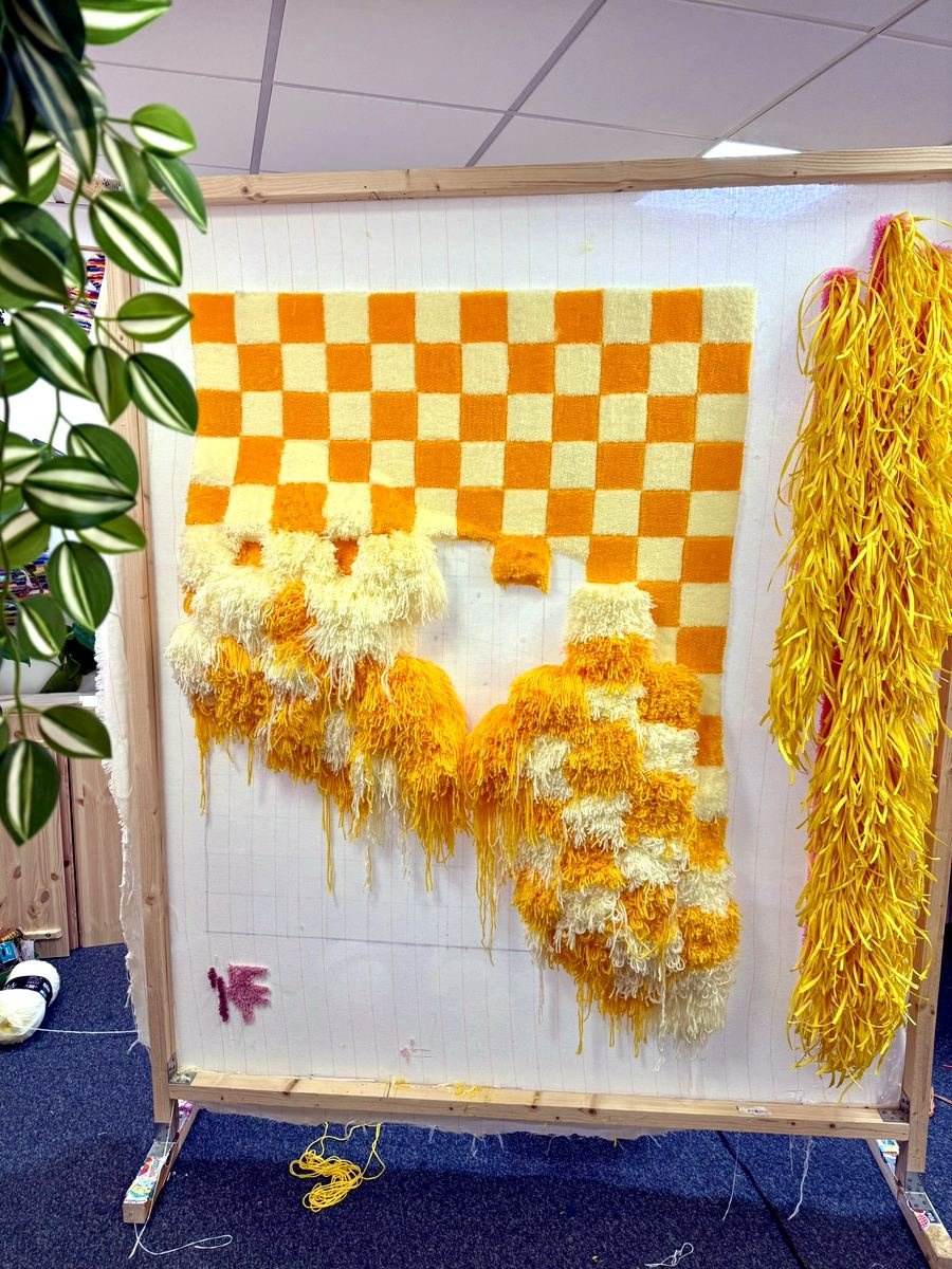 debordee-tufting-en-cours-sur-metier-damier-jaune-mogiostudio
