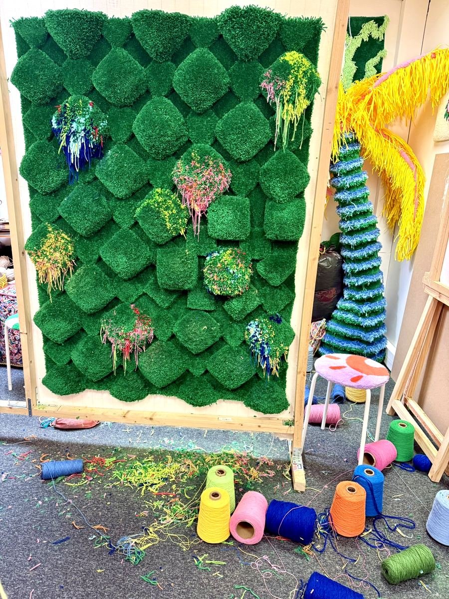 proliferation-broderie-franges-colorees-atelier-mogiostudio