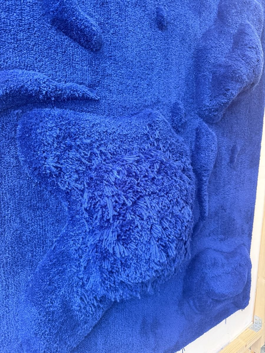 tapisserie-bleue-detail-matiere-bouclee-mogiostudio