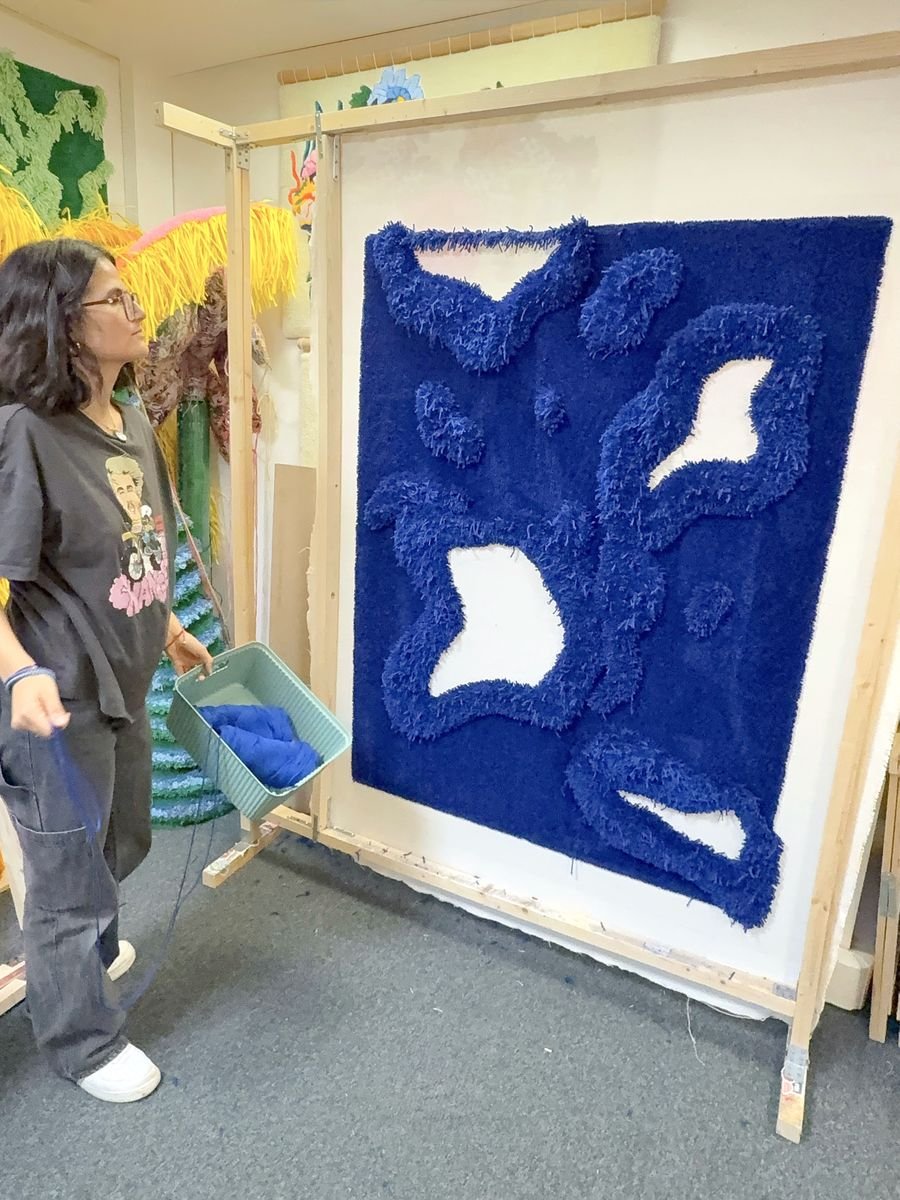 tapisserie-bleue-premiere-version-sur-metier-artiste-mogiostudio